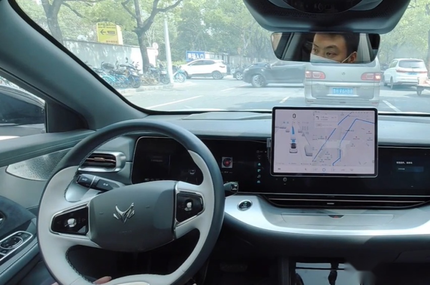 智己汽车、特斯拉、华为，三大自动驾驶辅助系统对比，谁更智能？