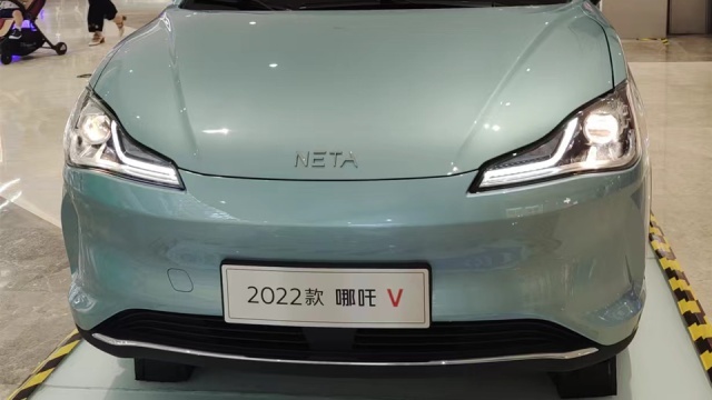 新款哪吒V提车要等2月,8万能拿下400公里续航,该买吗?