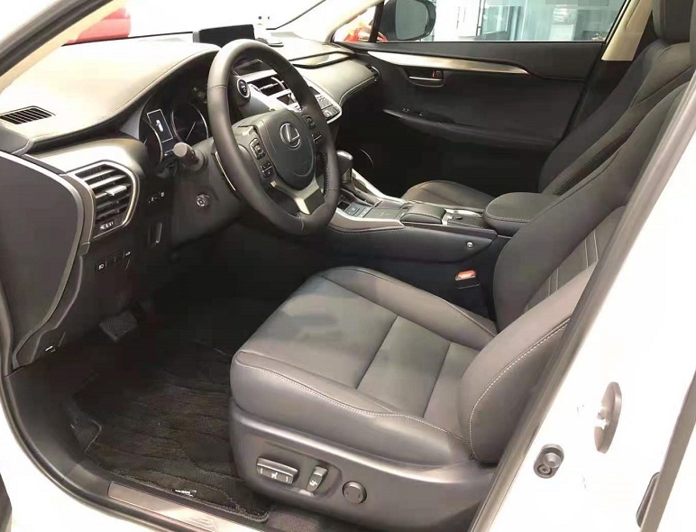 实拍雷克萨斯NX，外观犀利+内饰一般，这轴距能叫中型SUV？