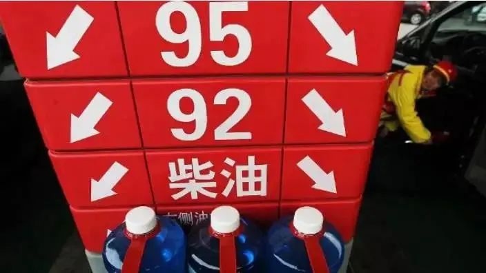 降了降了，新一轮油价调整即将开启，每升降2毛左右