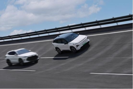 吉利银河L7 13.87万起售，不仅很香而且还安全！