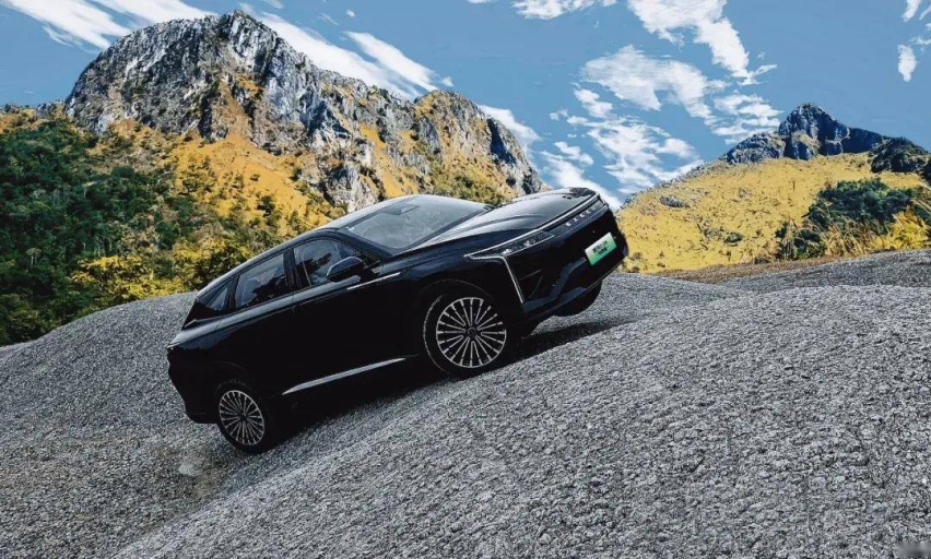 20万元入手中型插混电四驱SUV，瑶光C-DM要豪华四驱平权