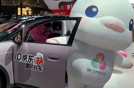 广州车展“鸡车同框”笑不活了！5只大湾鸡挤爆埃安车，漏气仍在营业