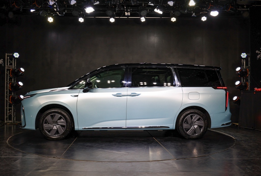 外观科幻，续航超500km，上汽大通MAXUS MIFA 9是自主纯电黑马吗？