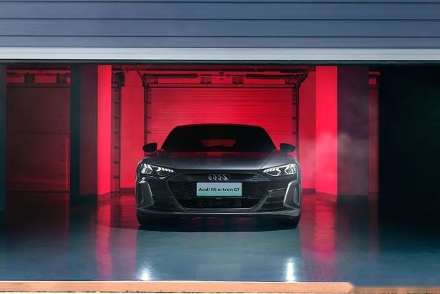 智驾开箱丨赛道驾驭奥迪RS e-tron GT：遇见R8的魂