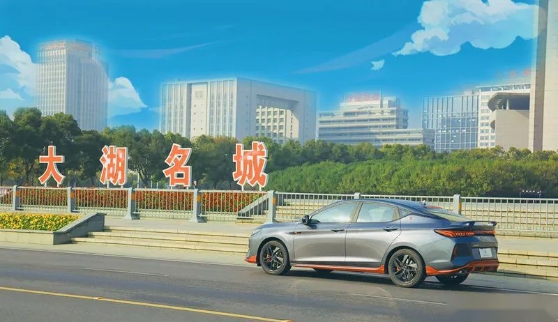 颜值高，智能强，操控稳，这台10万块的轿跑人见人爱！