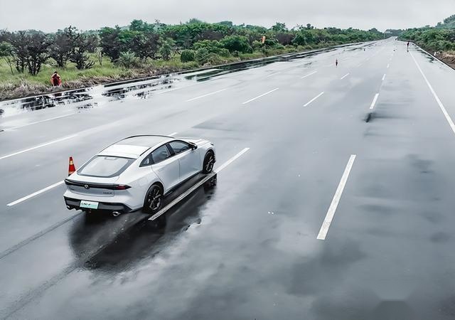 230km贴地飞行，十几万的UNI-V 智电iDD竟然比3.0T还猛？