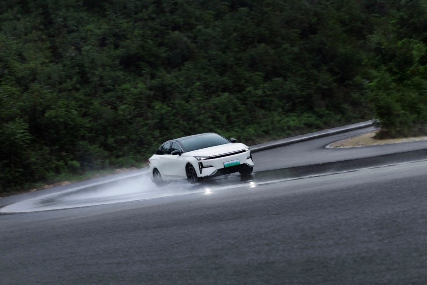 极速247km/h：吉利银河L6将电混性能榨出新高度