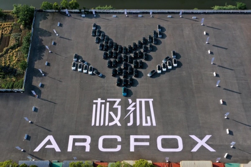 定义30万级高阶智驾新标准,阿尔法S先行版发布,老车主直补差价