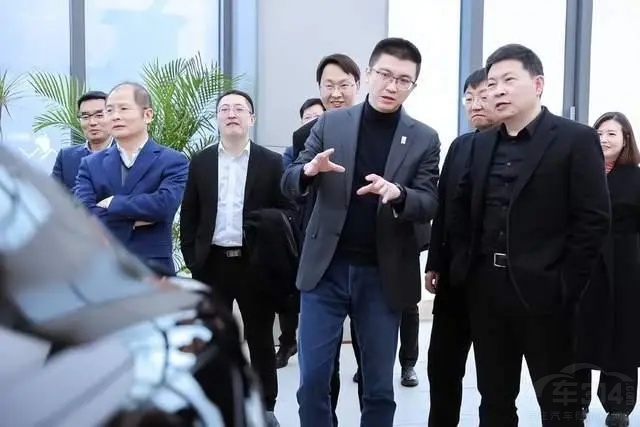 华为门店 车迷争先体验阿维塔有何实力！