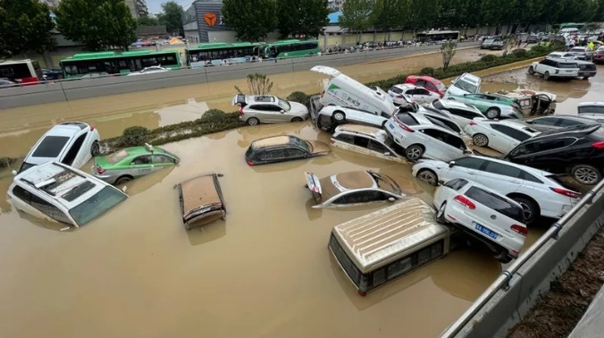 郑州超40万辆汽车受灾，遇上暴雨水浸，你是车主会怎么做？