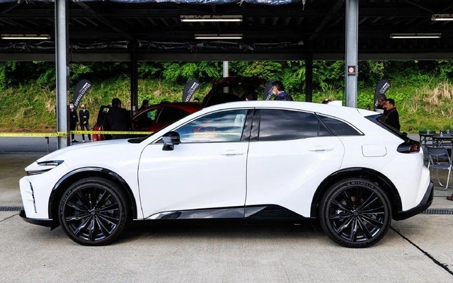 丰田皇冠首款SUV！撞脸法拉利新车 价格媲美奥迪Q5L！