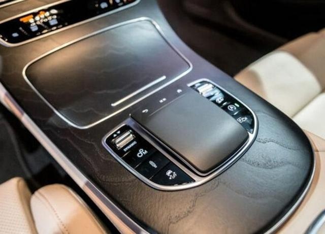 新款奔驰AMG E53海外实拍图 百公里加速仅4.4s