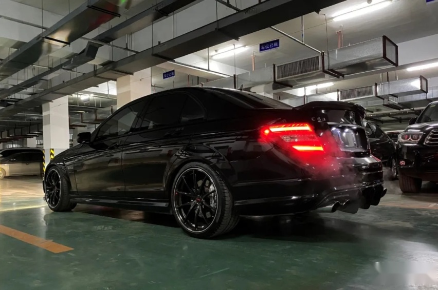 580马力肆意撒欢的奔驰C63 AMG，只是车库的冰山一角？