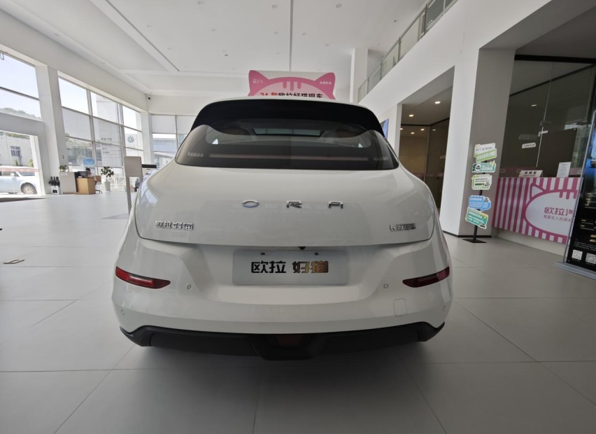 适合女性的纯电小车，2024款欧拉好猫到店实拍，降价还增配