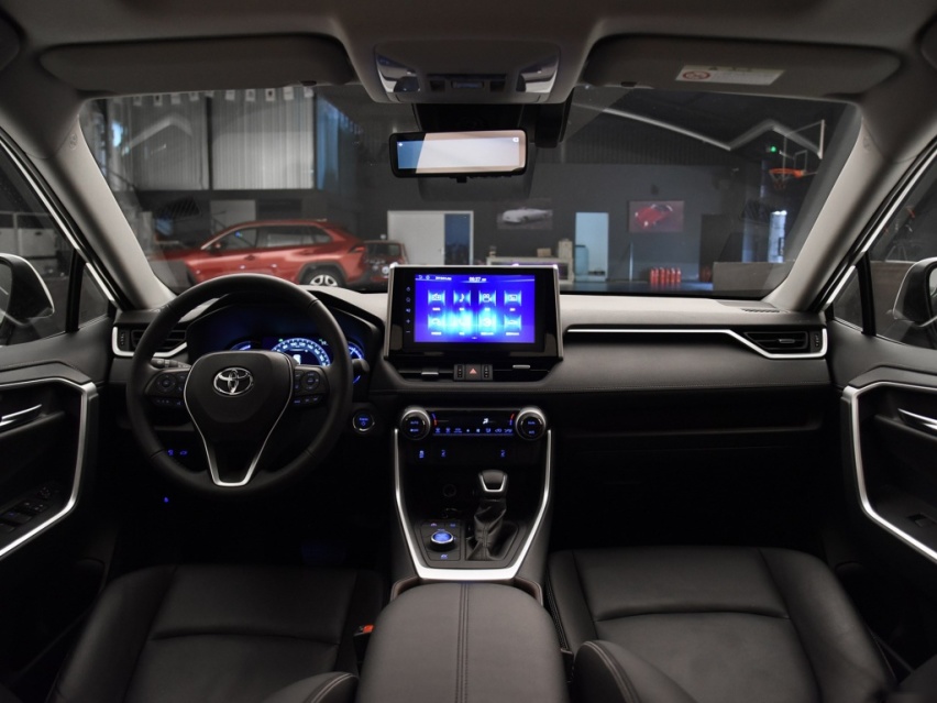 25.6万喜提丰田RAV4荣放，外观硬朗大气，百公里油耗仅5