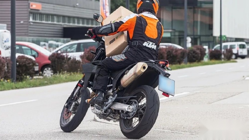 2024KTM 690 SMC 、EnduroR测试车曝光