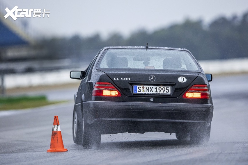 雨中生日威尼斯9499登录入口歌：来自1997的梅赛德斯-奔驰 CL 500(图9)