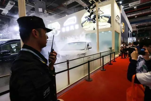这场不太“正经”的车展 看人还是看车？