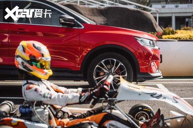 钢炮还是SUV？吉利缤越在赛道里和卡丁车会碰撞出怎样的火花