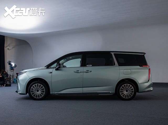 腾势D9 DM-i的正面对手,车长近5米3,搭载1.5T插混,上汽出品