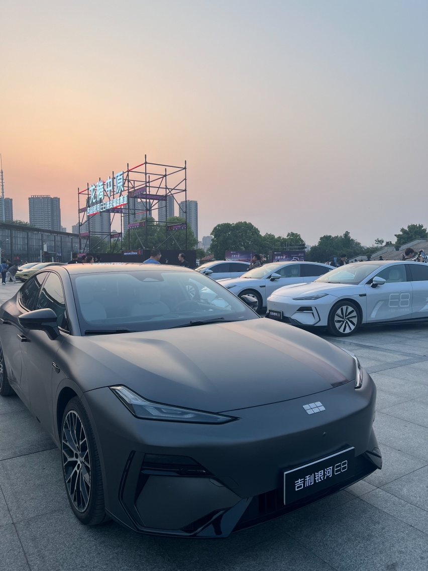 吉利银河E8挑战福塔赛道，国潮时代理当“龙腾中原”