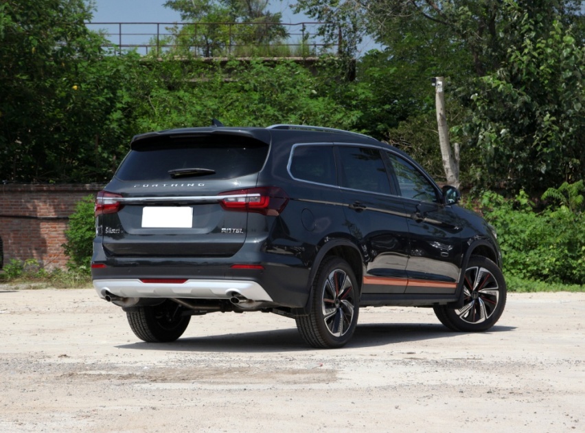 东风打造的百姓车，长近4米8提供7座，标配190马力，不到11万