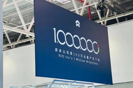 合肥新桥二工厂的生产线旁，一台星辰绿的全新ES8缓缓驶出，成为蔚来第