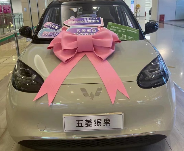 新款五菱缤果实车曝光，新增ESC+自动驻车，外观造型复古，配置高