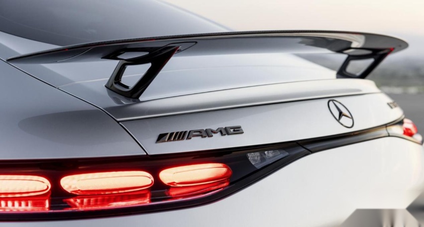 新一代奔驰AMG GT跑车，4.0T V8+9AT，液压防侧倾锻铝悬挂
