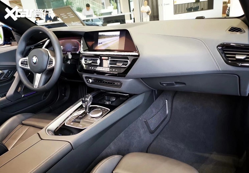 敞篷宝马z4,入门不足45万,2.0t 油耗6.4l,帅气