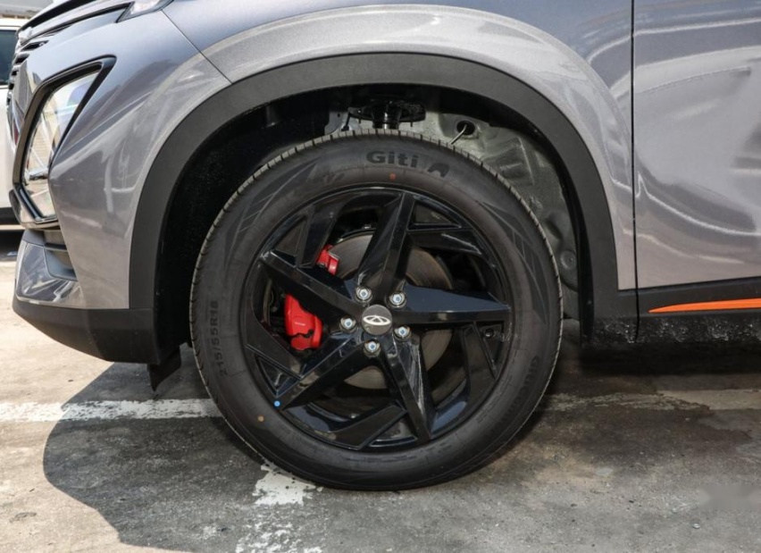 4款车型可选，起售价7.99万，奇瑞欧萌达上市