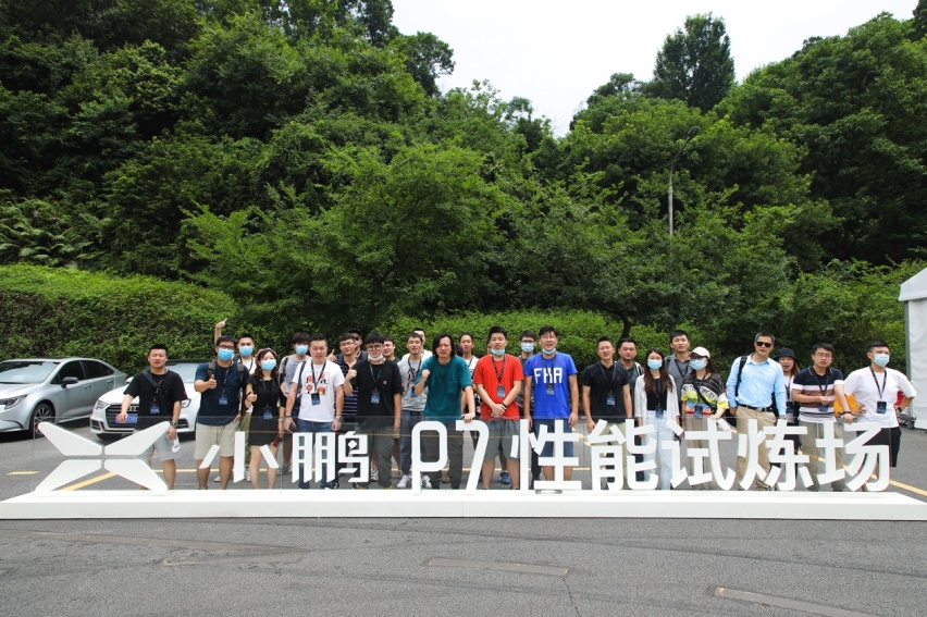性能强劲,纯电轿跑小鹏P7百公里加速4.3秒所向披靡