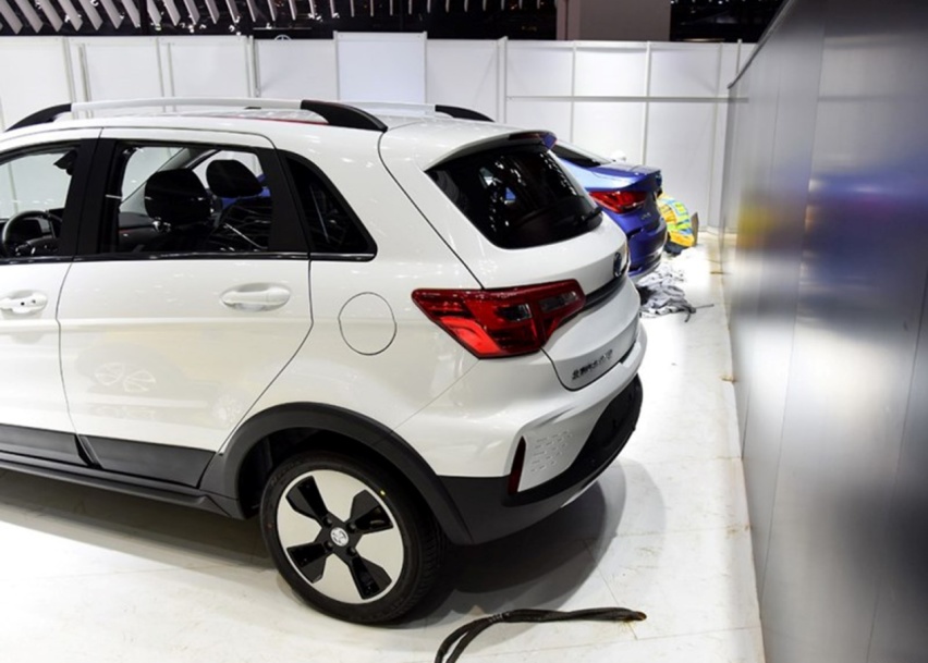 北汽小型纯电SUV，续航403km，官宣承诺8年质保