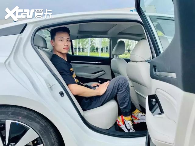 满载四人带货，空调音响全开，最低油耗5.2L！这款B级车了不起