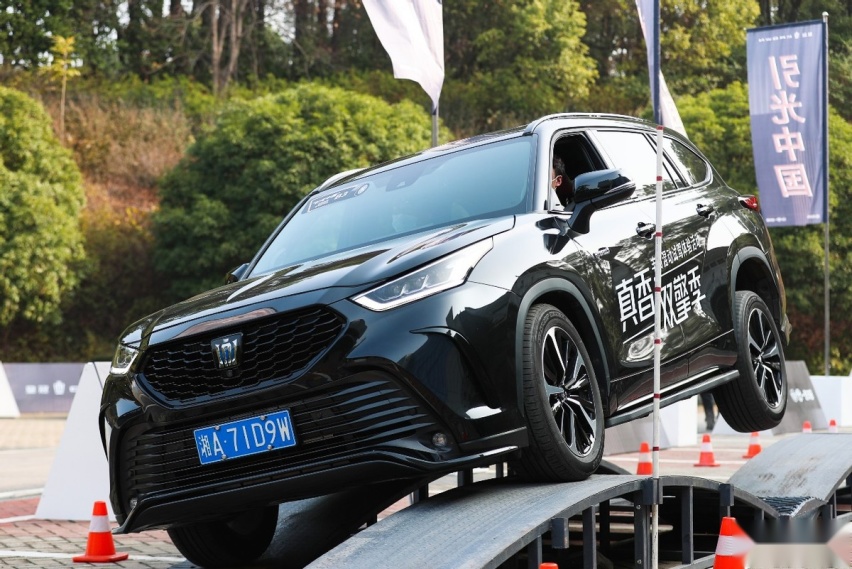 体验全新皇冠SportCross，这台丰田凭什么敢卖40万？