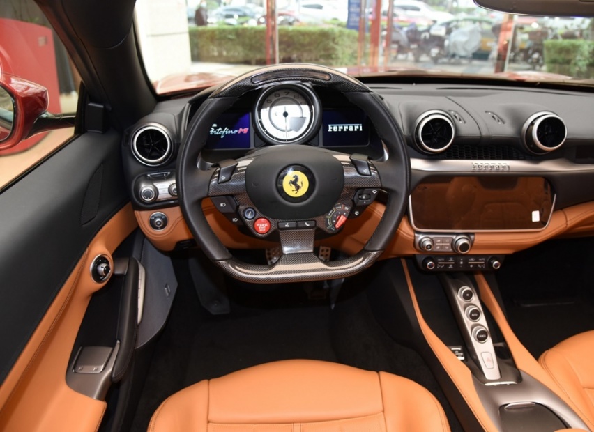 3.9T V8的数据绚丽夺目，法拉利的光环璀璨耀眼，Portofino