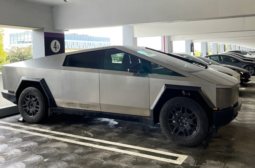 特斯拉Cybertruck街拍，长超5米6+装甲车身，2.7秒破百