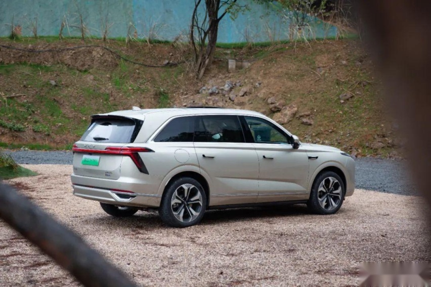 30万、插混、大六座SUV，这杯“蓝山”要硬刚理想L8？