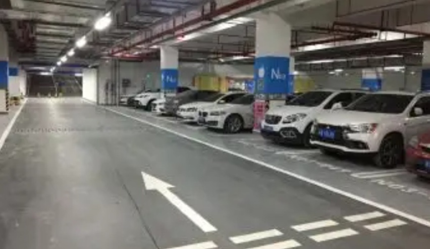 福州一豪车在停车场被狗抓花，是狗主人赔还是物业赔？