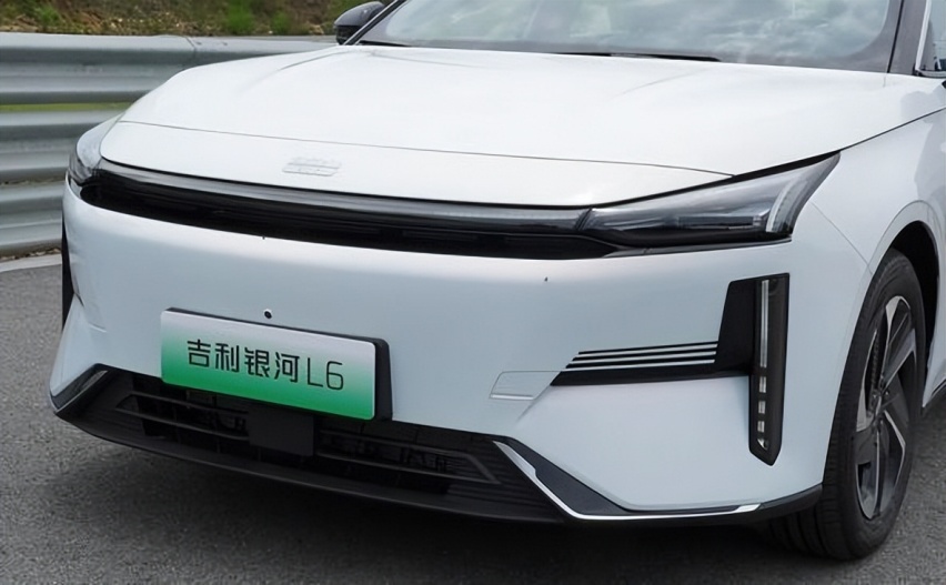 定位A+级插电混动轿车，科技配置一堆，车友吐槽“太热”