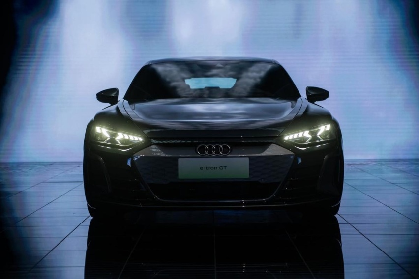 买车不如直接一步到位，选择奥迪e-tron GT准没错