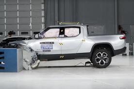 Rivian R1T在IIHS的正面偏置碰撞测试画面