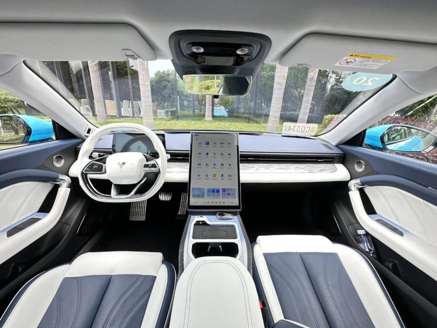 200万以内最好的跑车 出现在厦门街头 试驾哪吒GT