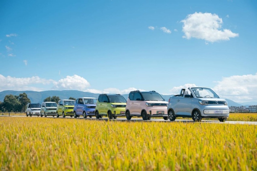 还要什么自行车？五菱宏光MINI EV限时2.98万起，至高降1.3万