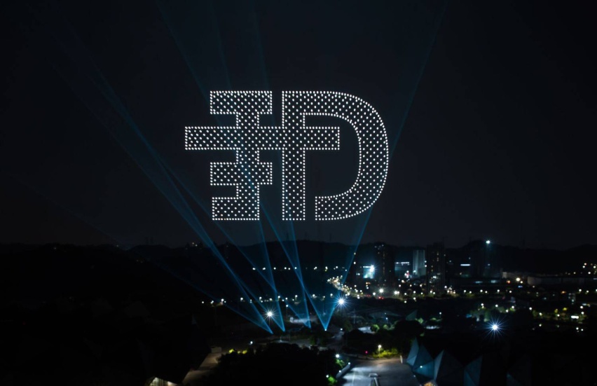 专为中国设计且融合大众汽车品牌ID.字母和汉字“我”的ID.品牌标志性标识在空中显现.jpg