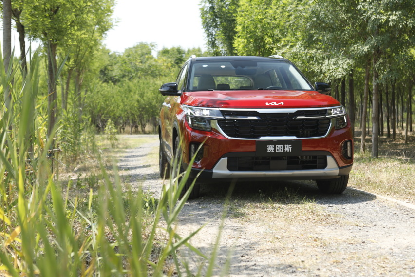 10万元起，年轻人的第一辆家用SUV？驾驶起亚2023款赛图斯1.4T