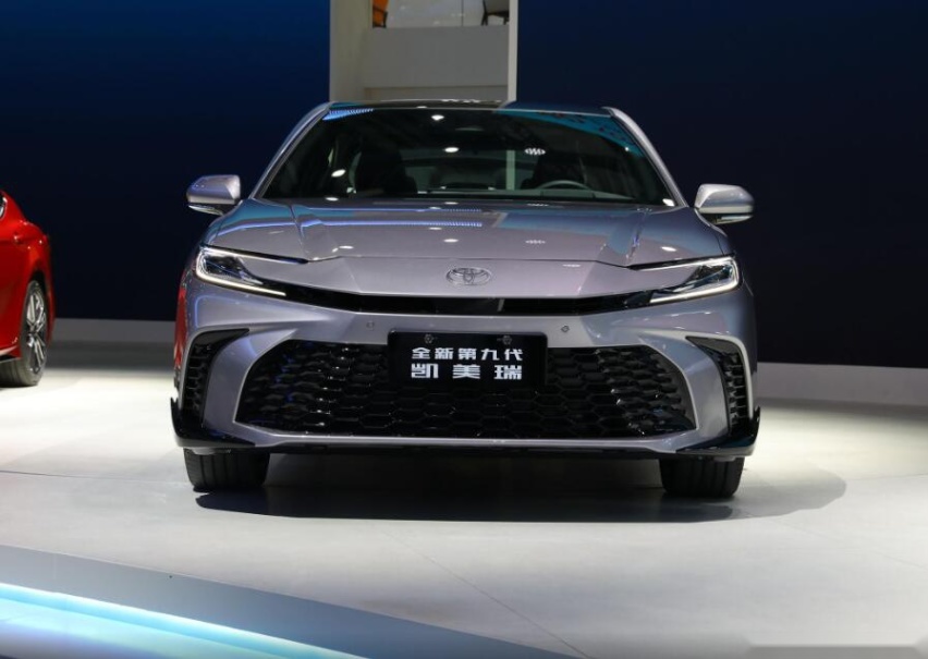 全新第九代凯美瑞加量还降价！卖17.18万，油耗4.2L，续航1200
