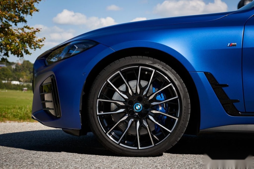 标配空气悬挂 BMW i4售价44.99万起