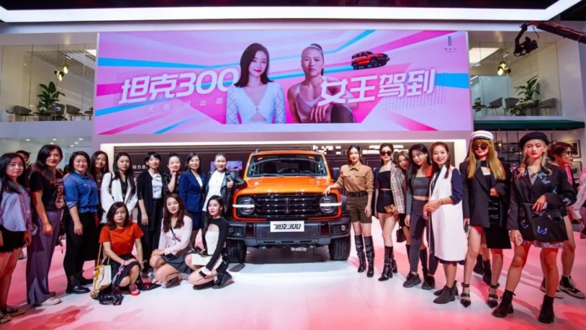 对面的女孩看过来，这里的坦克真不赖